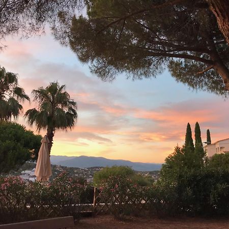 Haus mit Garten über der Bucht von Cannes Vallauris Exterior foto