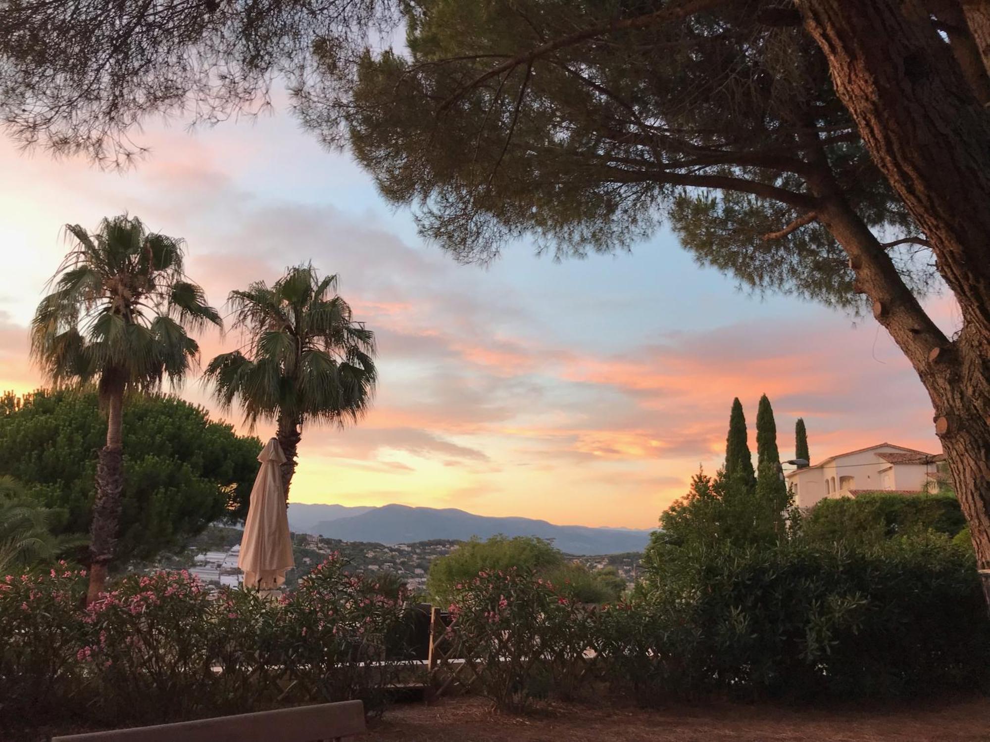 Haus mit Garten über der Bucht von Cannes Vallauris Exterior foto